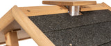 Dachkonstrukt aus Holz mit schwarzer, körniger Dachbedeckung und durchsichtigem Element unter kleinerer Holzplatte.