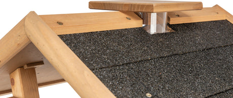 Dachkonstrukt aus Holz mit schwarzer, körniger Dachbedeckung und durchsichtigem Element unter kleinerer Holzplatte.