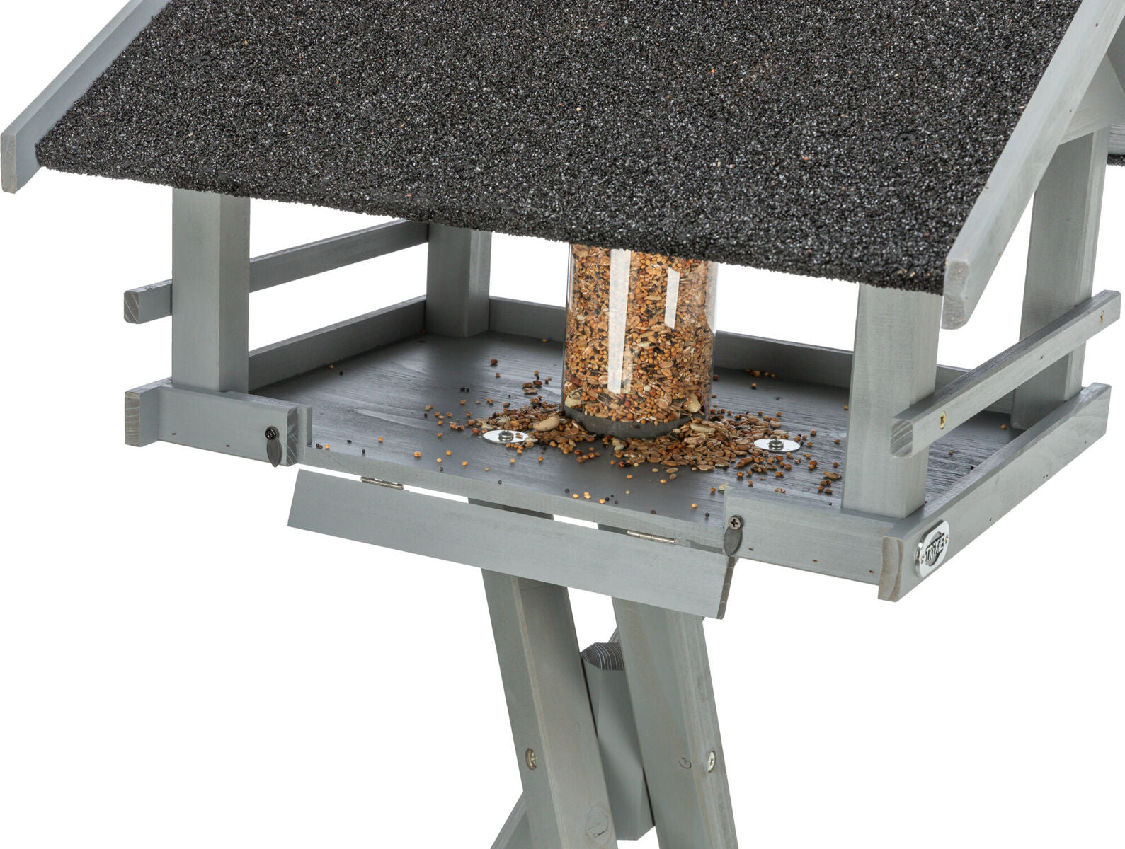 Graues Vogelhaus mit schwarzem Dach, gefüllt mit Vogelfutter aus einem transparenten Spender.