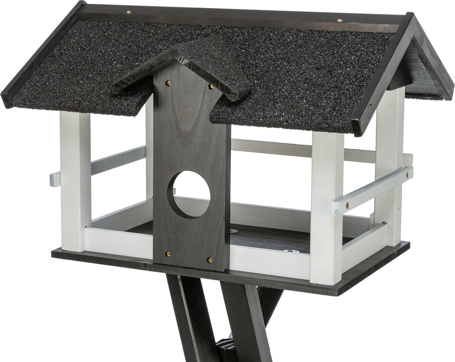 Schwarzes und weißes Vogelhaus mit Satteldach auf einem Holzständer, seitliche Geländer und rundes Eingangsloch.