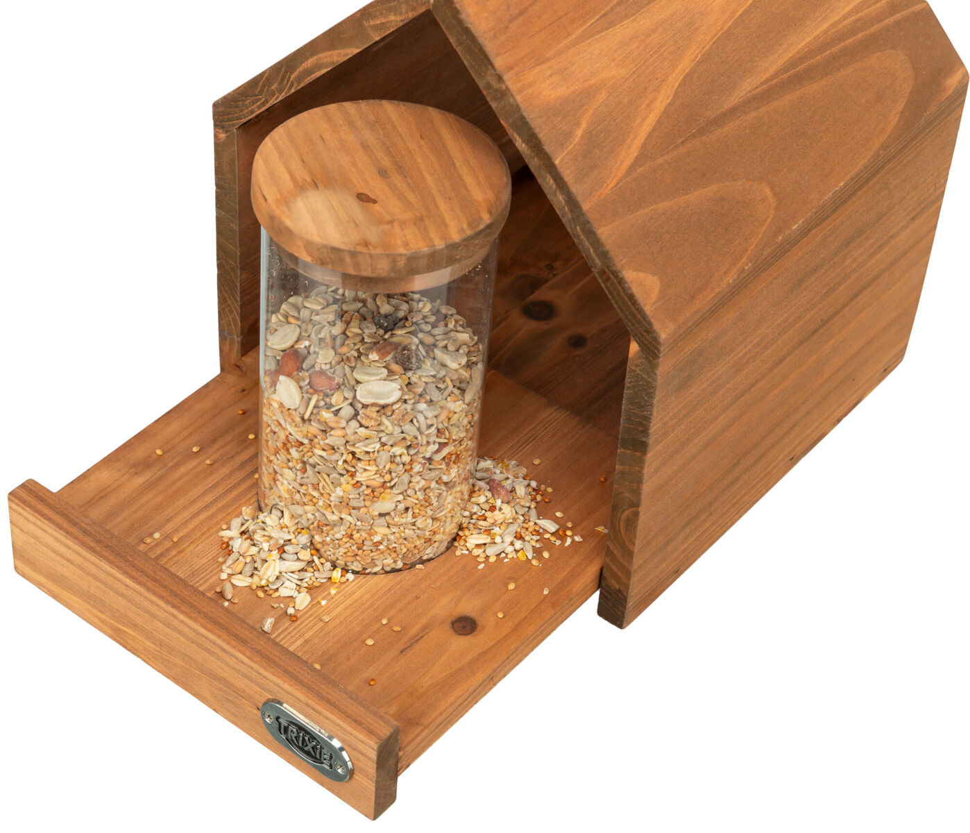 Holzhaus mit transparentem Glasbehälter, gefüllt mit verschiedenen Körnern, sitzt auf hölzerner Plattform.