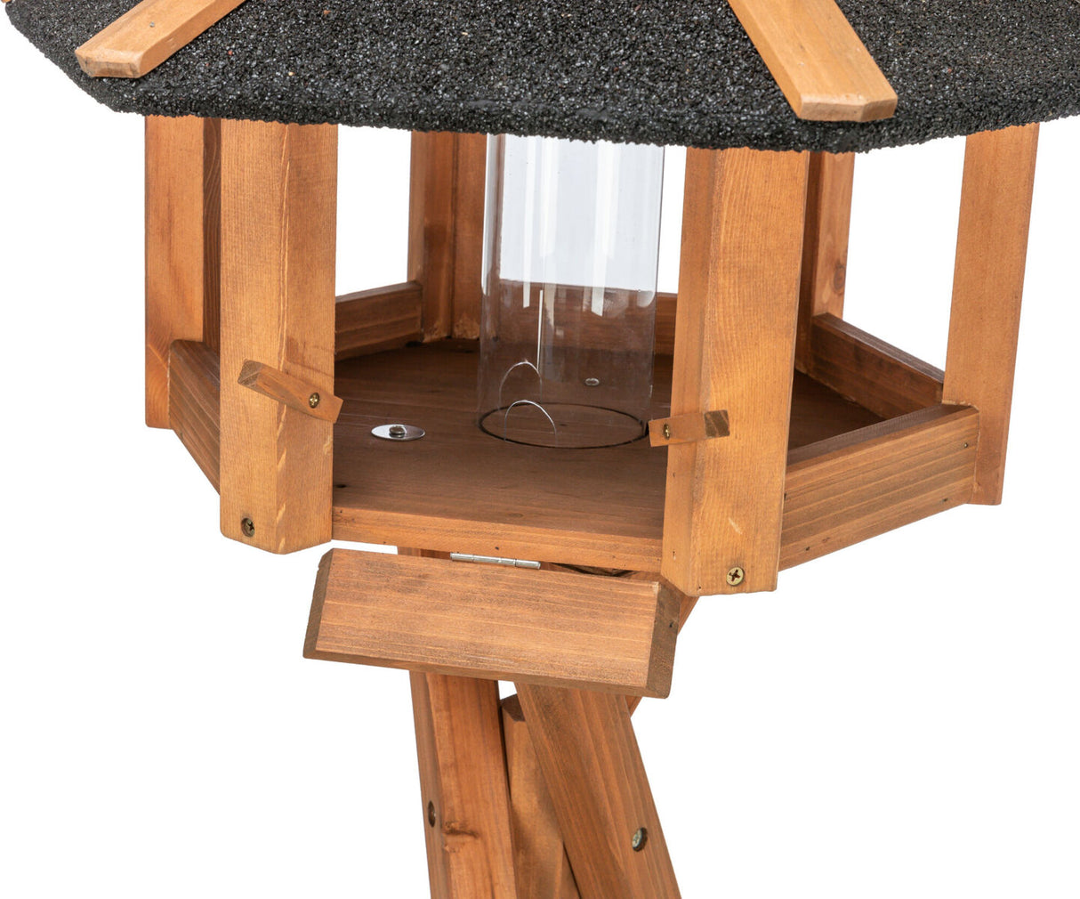 Holz-Vogelhaus mit sechseckigem Dach und transparentem Futterspender in der Mitte auf einem Holzständer.