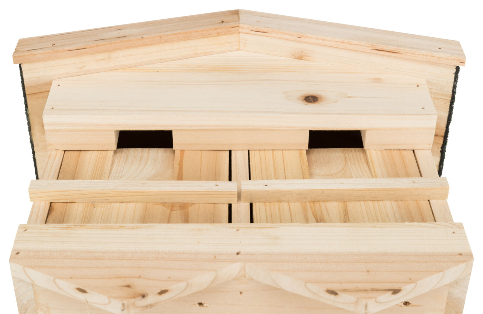 Holzstruktur in Form eines Dachs mit mehreren Schlitzen und natürlicher Holzmaserung sichtbar.