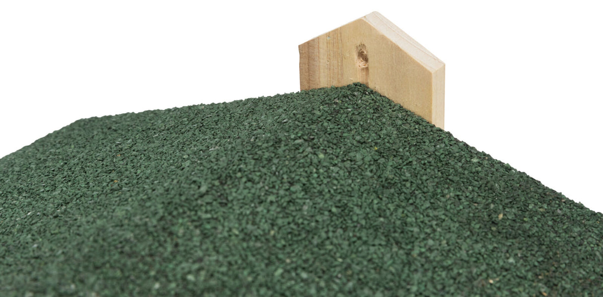 Grünes, grobkörniges Dachmaterial auf einer holzfarbenen, spitz zulaufenden Holzstruktur.
