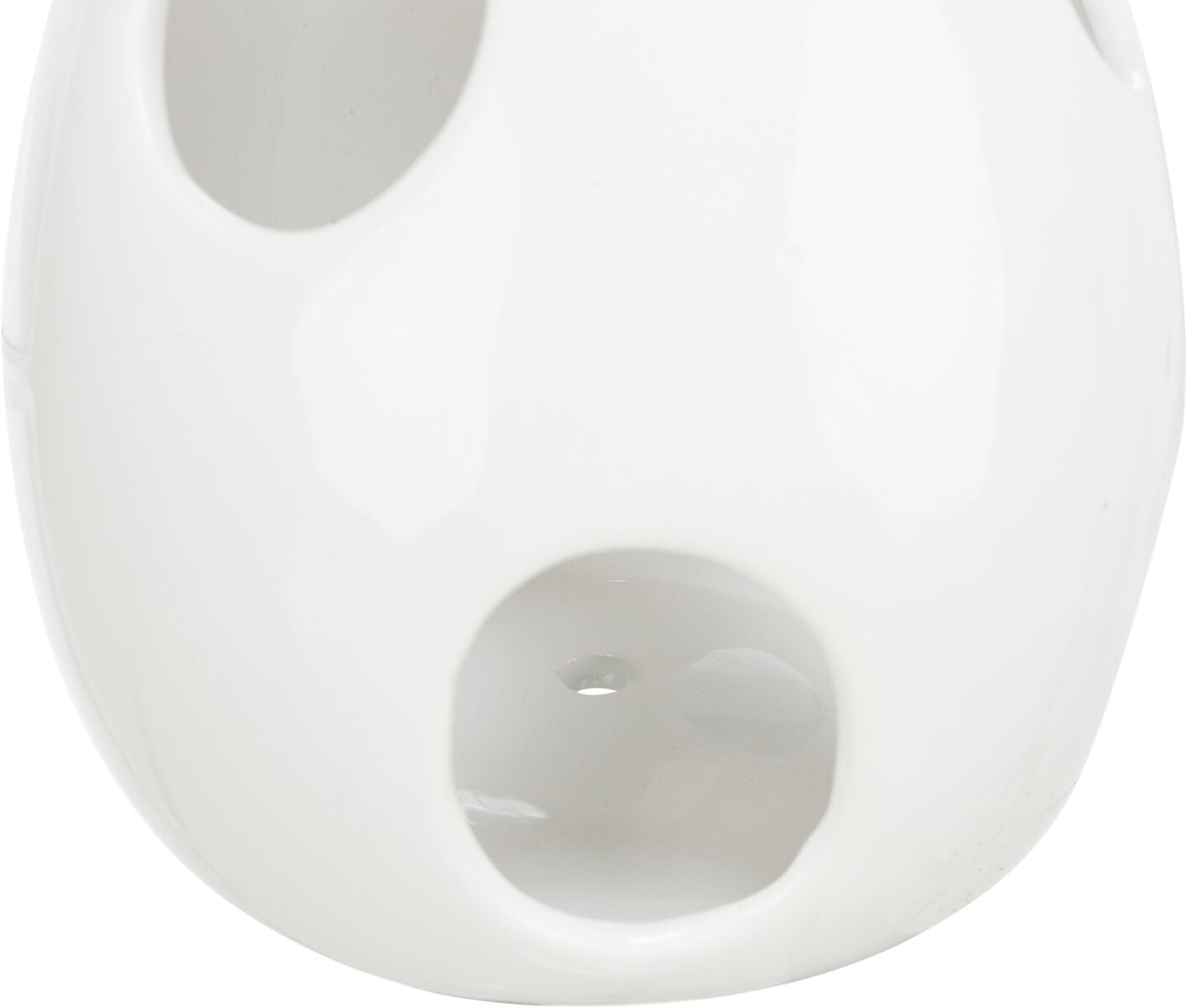 Weiße, glänzende, eiförmige Keramikstruktur mit mehreren runden Öffnungen.