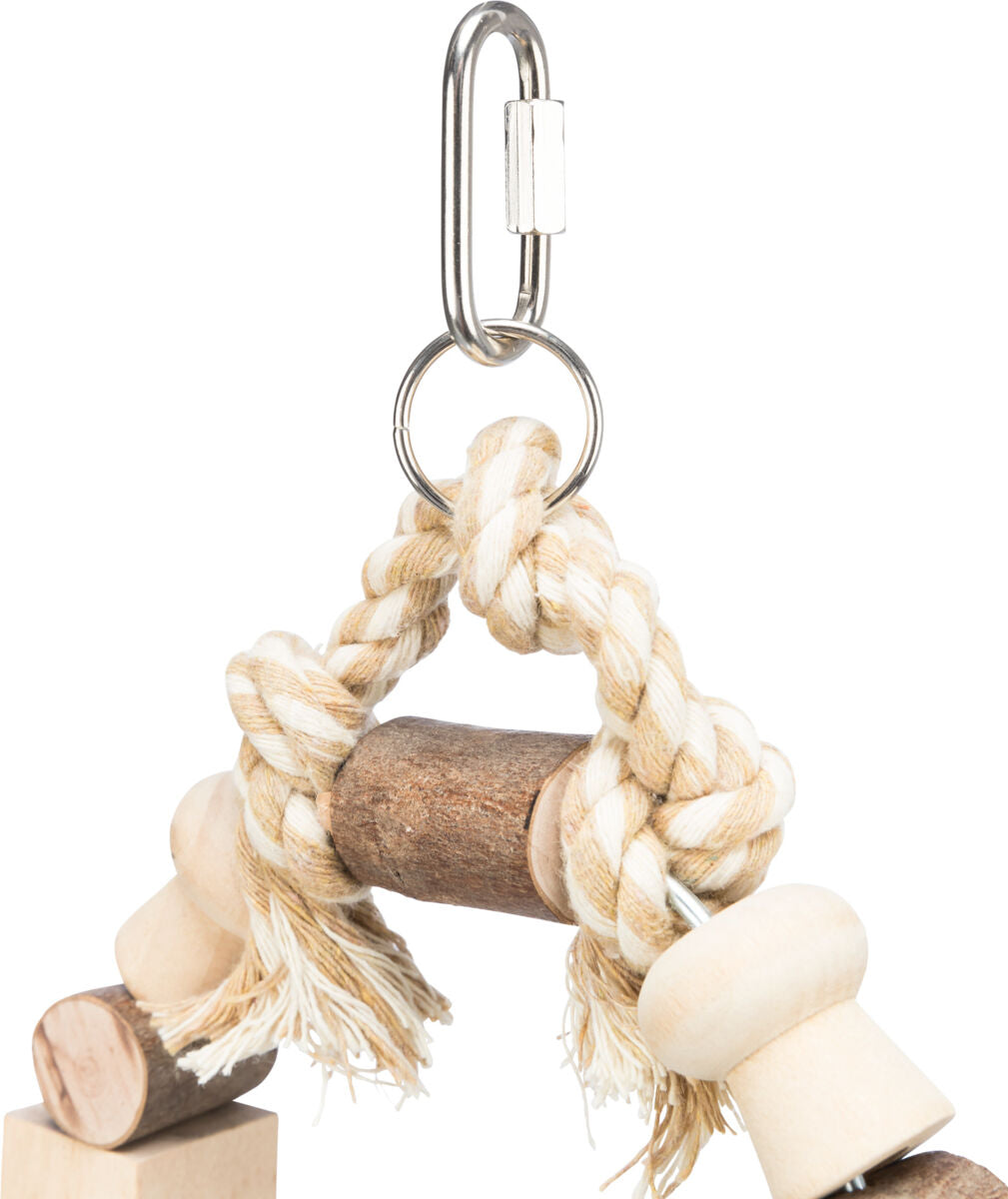Holz- und Seilspielzeug mit Metallhaken, bestehend aus verknotetem Seil, Holzstücken und einer Metallschlaufe.