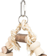 Holz- und Seilspielzeug mit Metallhaken, bestehend aus verknotetem Seil, Holzstücken und einer Metallschlaufe.