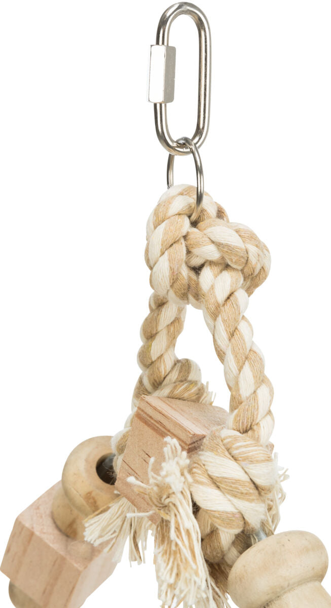 Ein Spielzeug aus Holzbausteinen und Seilknoten mit Metallhaken oben zur Befestigung, in Naturtönen gehalten.