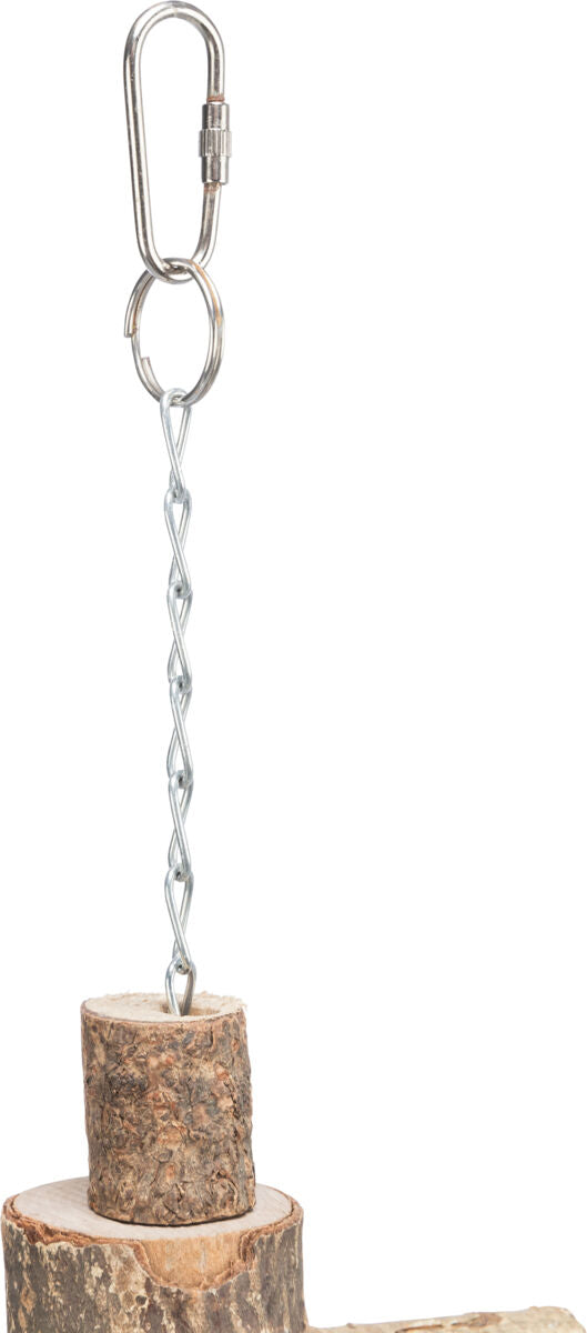 Ein Metall-Karabinerhaken mit Kette hält ein rundes Stück Holz mit sichtbarer Rinde, davor ein weiteres Holzstück.