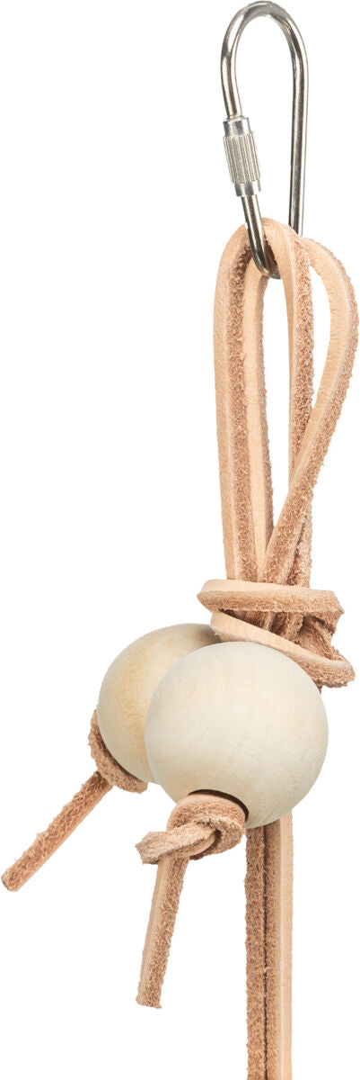 Metallkarabiner mit zwei runden Kugeln aus Holz, angebracht an einem Lederriemen mit Knoten.