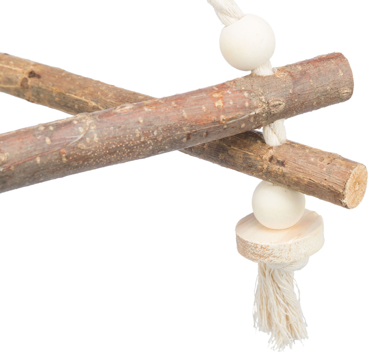 Holzstäbe mit weißen Schnüren und Kugeln verbunden; naturbelassene Optik vor weißem Hintergrund.