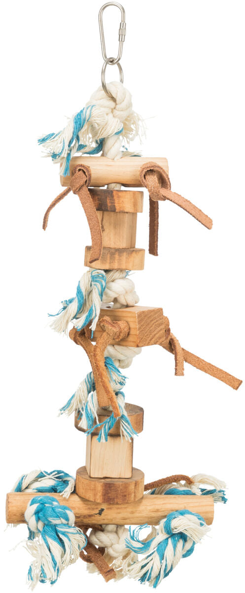 Seilspielzeug mit Holz und Stoffstreifen, oben mit einem Metallkarabiner befestigt.