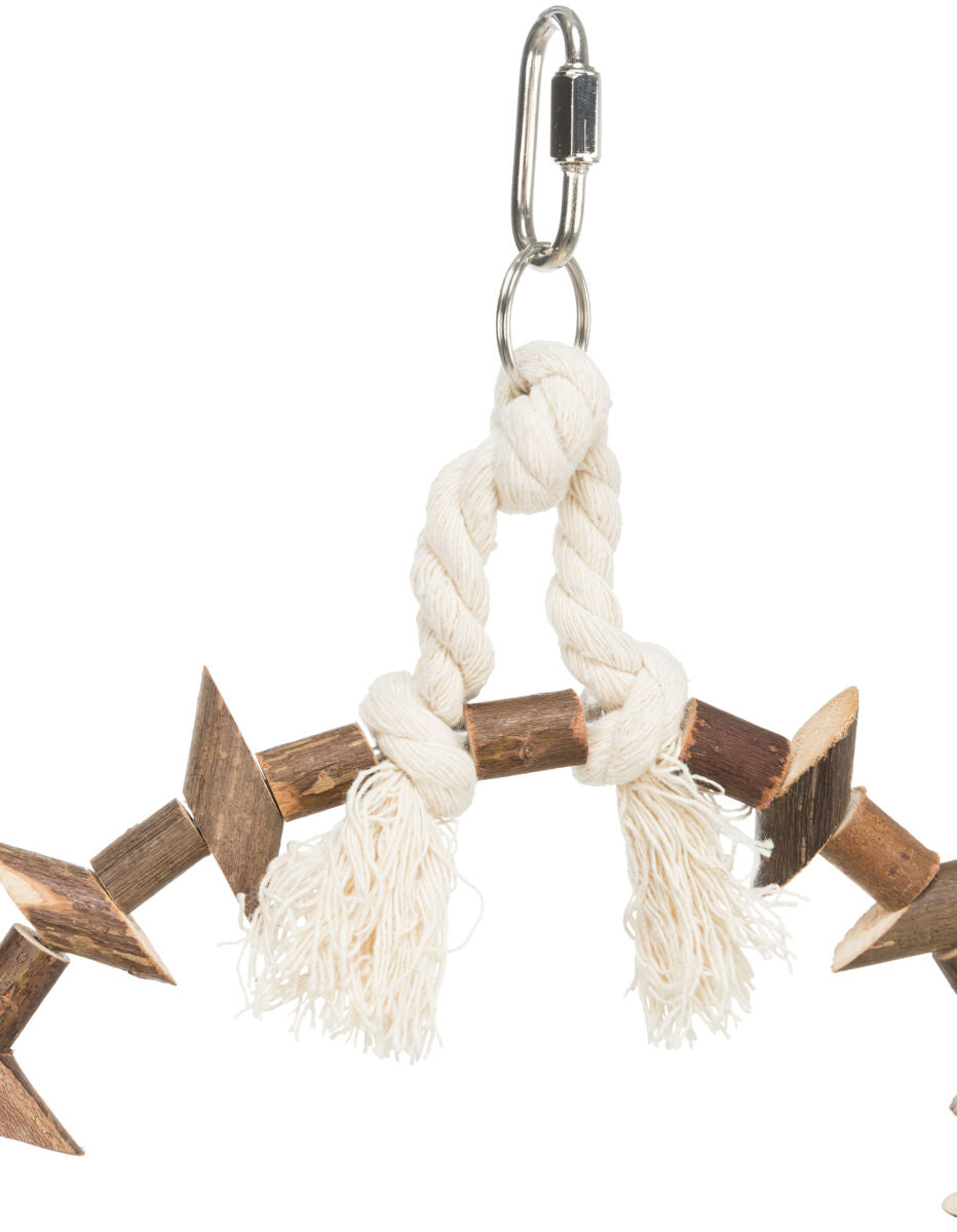 Seil mit Holzstücken an einem Metallkarabinerhaken befestigt, Holzstücke sind abwechselnd geschnitten.