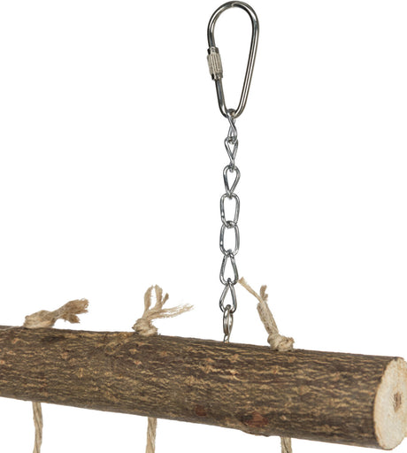 Metallkarabiner mit Kette an einem Holzstab befestigt, der mit mehreren Schnüren verknotet ist.