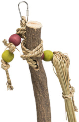 Holzstab mit geflochtenen Bändern und bunten Perlen, befestigt mit einem Metallclip, bunte Kugeln und Fransen.