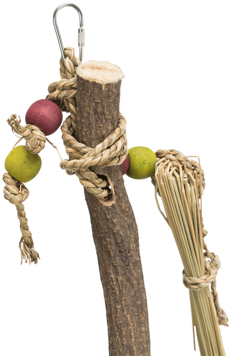 Holzstab mit geflochtenen Bändern und bunten Perlen, befestigt mit einem Metallclip, bunte Kugeln und Fransen.