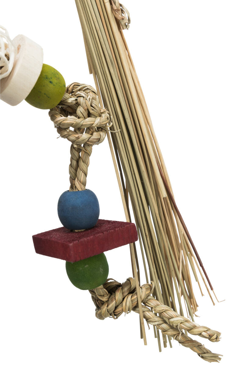 Geflochtenes Spielzeug aus Naturfasern mit bunten Holzkugeln und Stäben, in den Farben Blau, Rot und Grün.