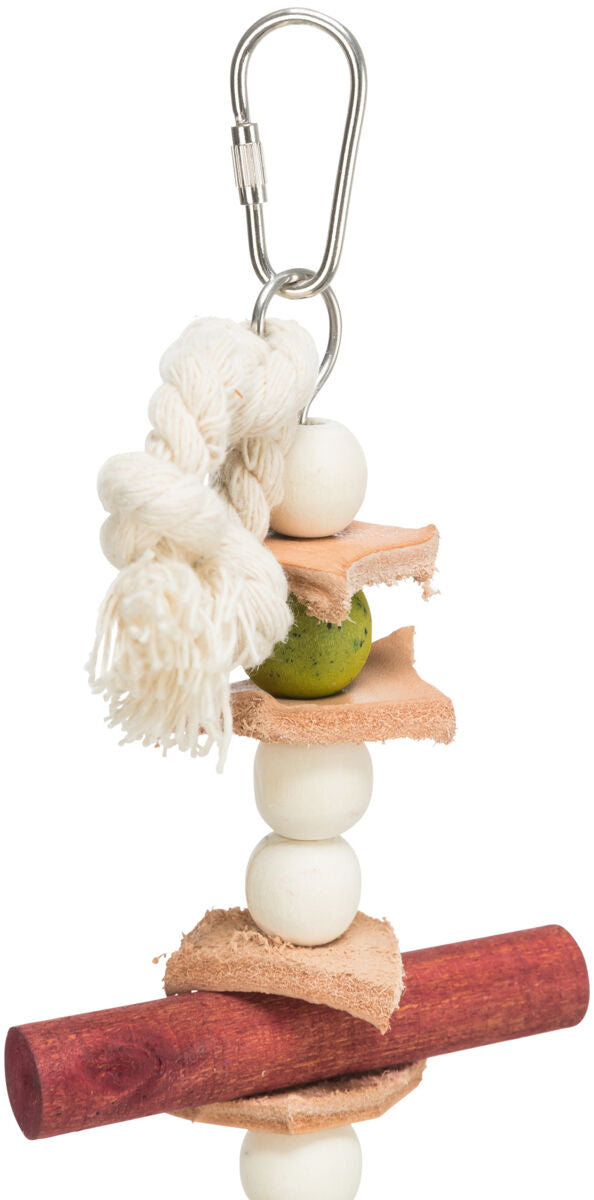 Ein hängendes Spielzeug mit Holzstangen, grünen und weißen Kugeln, Lederstücken und Knoten aus heller Kordel.