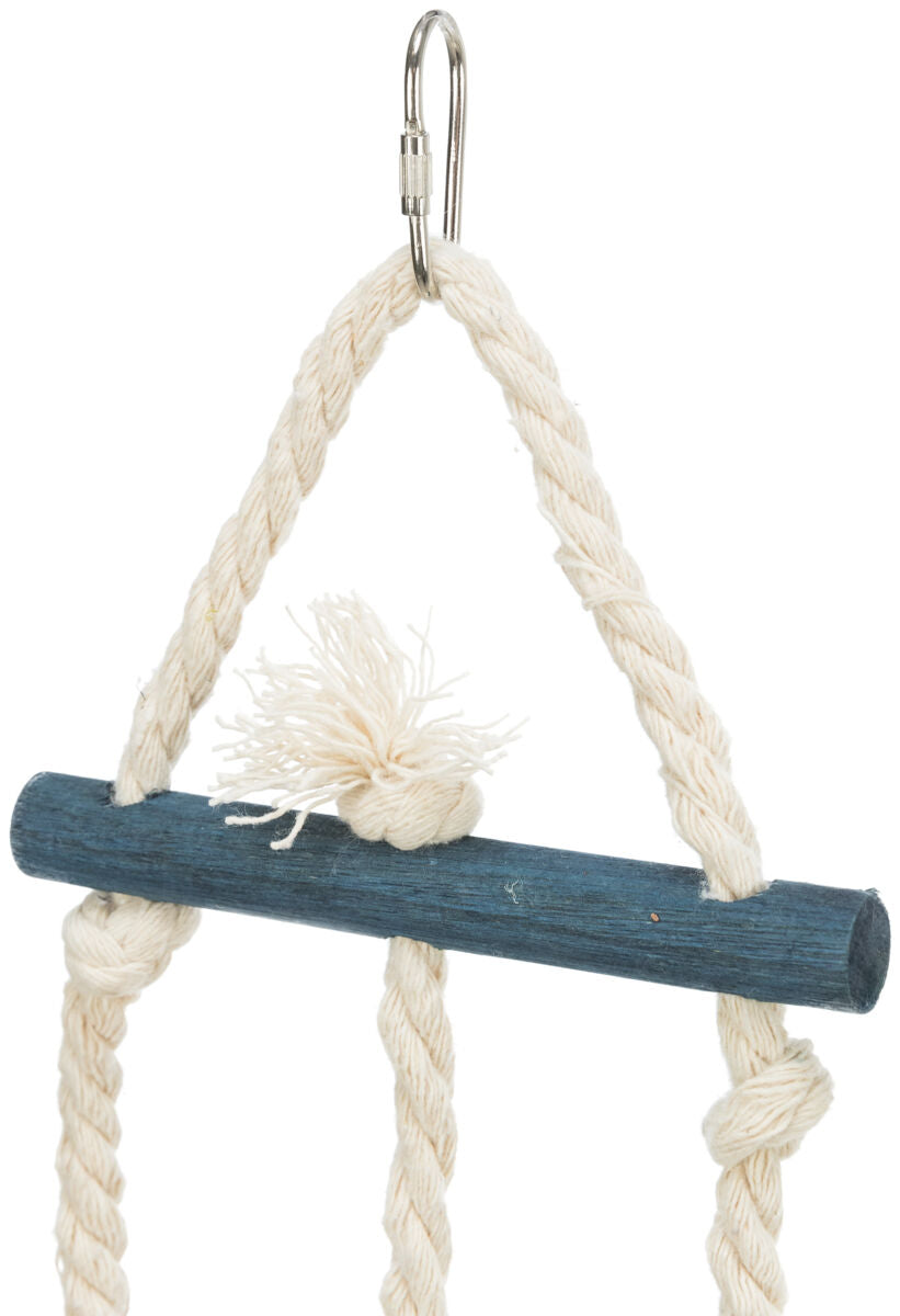 Beiger Seilknoten mit blauem Holzstab und Metallhaken.