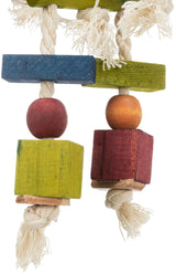 Holzspielzeug mit bunten Blöcken und Kugeln in Grün, Blau und Rot, verbunden durch dickes, geflochtenes Seil.