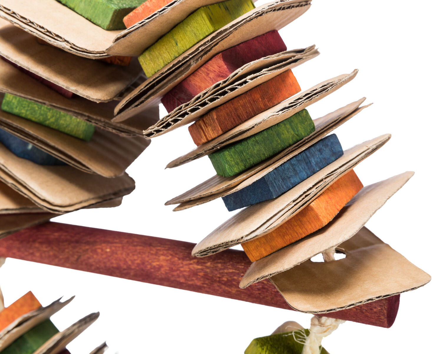 Karton- und Holzstücke in verschiedenen Farben sind auf einer Schnur aufgereiht, darunter blau, orange, grün und braun.