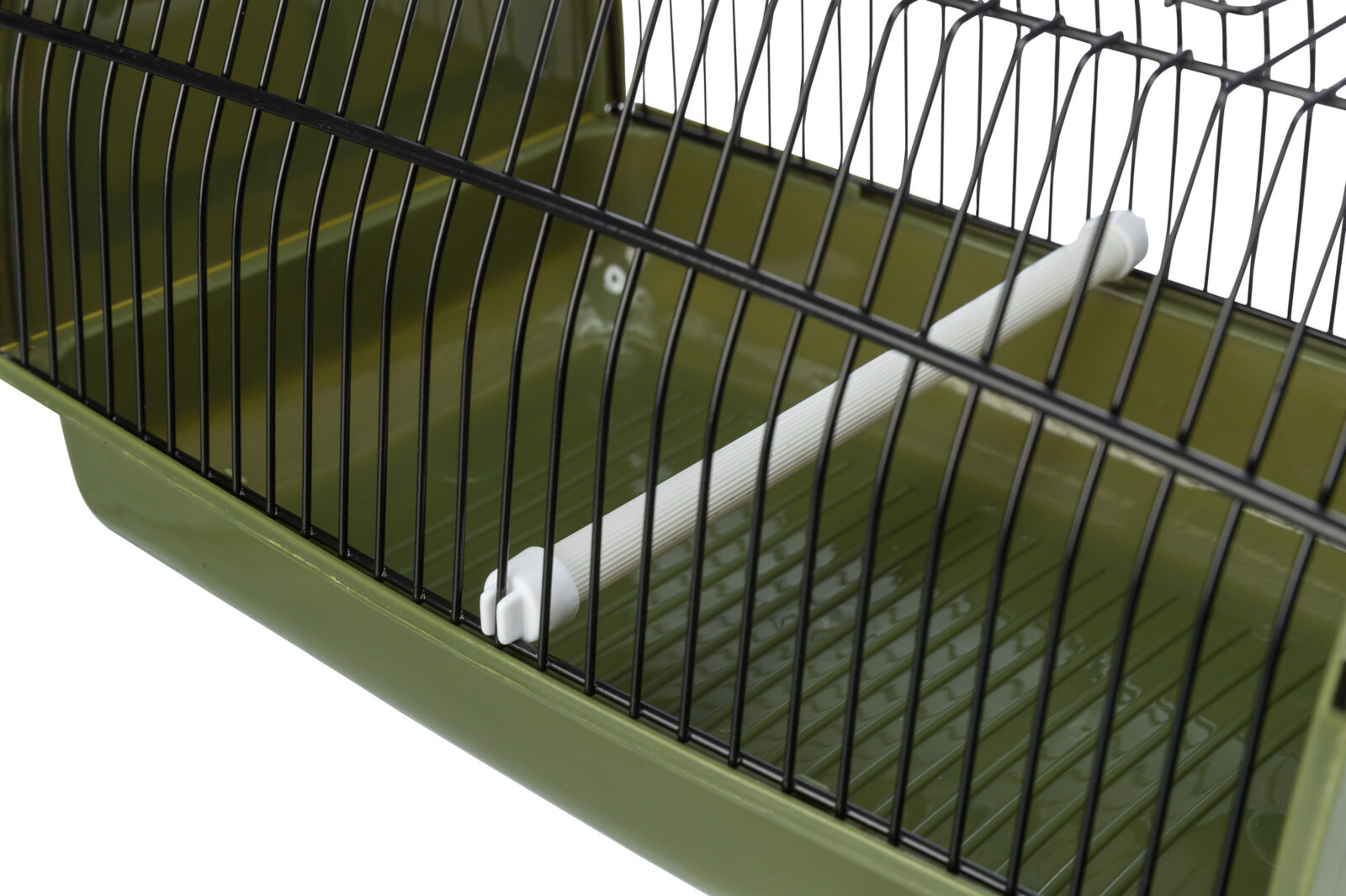 Käfig mit schwarzen Gitterstäben und grünem Boden, darin ein weißer Sitzstab befestigt.