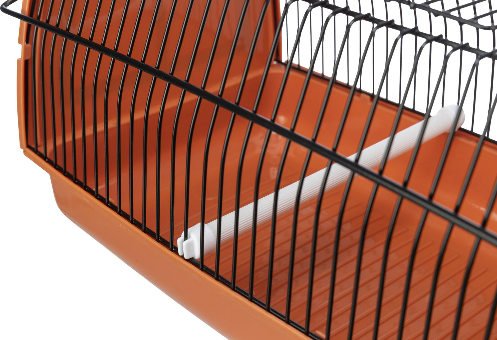 Orangefarbener Käfig mit schwarzen Gitterstäben und weißem Kunststoffstab innen.