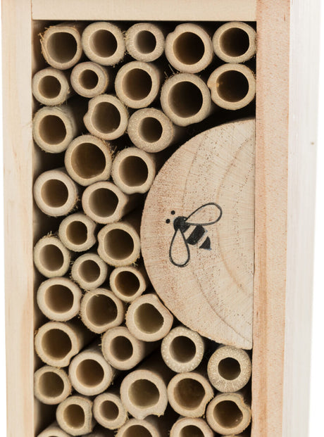 Ein Holzrahmen mit vielen kleinen, hohlen Röhren und einer kreisförmigen Holzscheibe mit aufgemalter Biene.