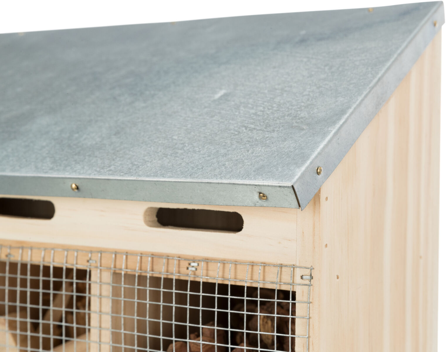 Holzstruktur mit geneigtem Metalldach und Gitterfront, darunter sichtbares Holzmaterial.