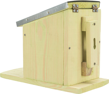 Holzhaus mit schrägem Metalldach, hellgrün lackiert, zusammengehalten von silbernen Schrauben an den Ecken.
