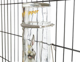 Transparente Wasserflasche mit Aufschrift "Hopper", Hasenmotiv, an schwarzem Gitter mit Draht befestigt.