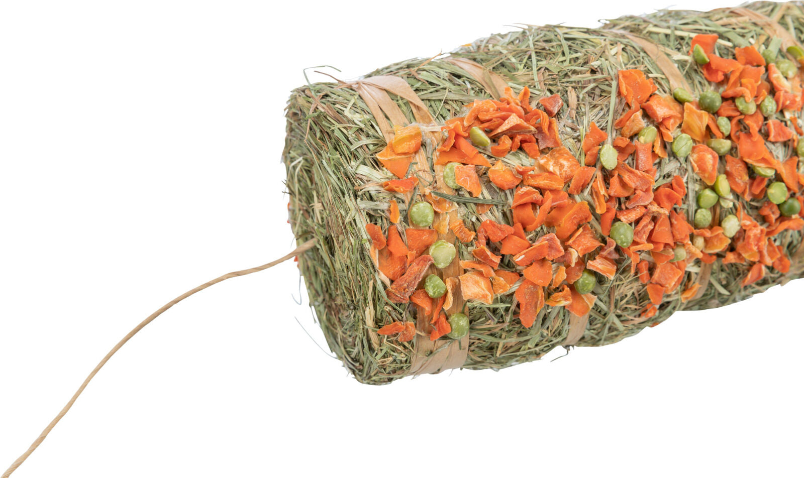 Zylinder aus getrocknetem Gras mit orangefarbenen Karottenstücken und grünen Erbsen, mit Schnur umwickelt.