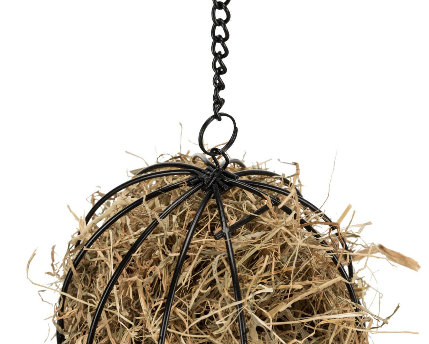 Ein schwarzer Metallkorb, gefüllt mit Heu, hängt an einer Kette.