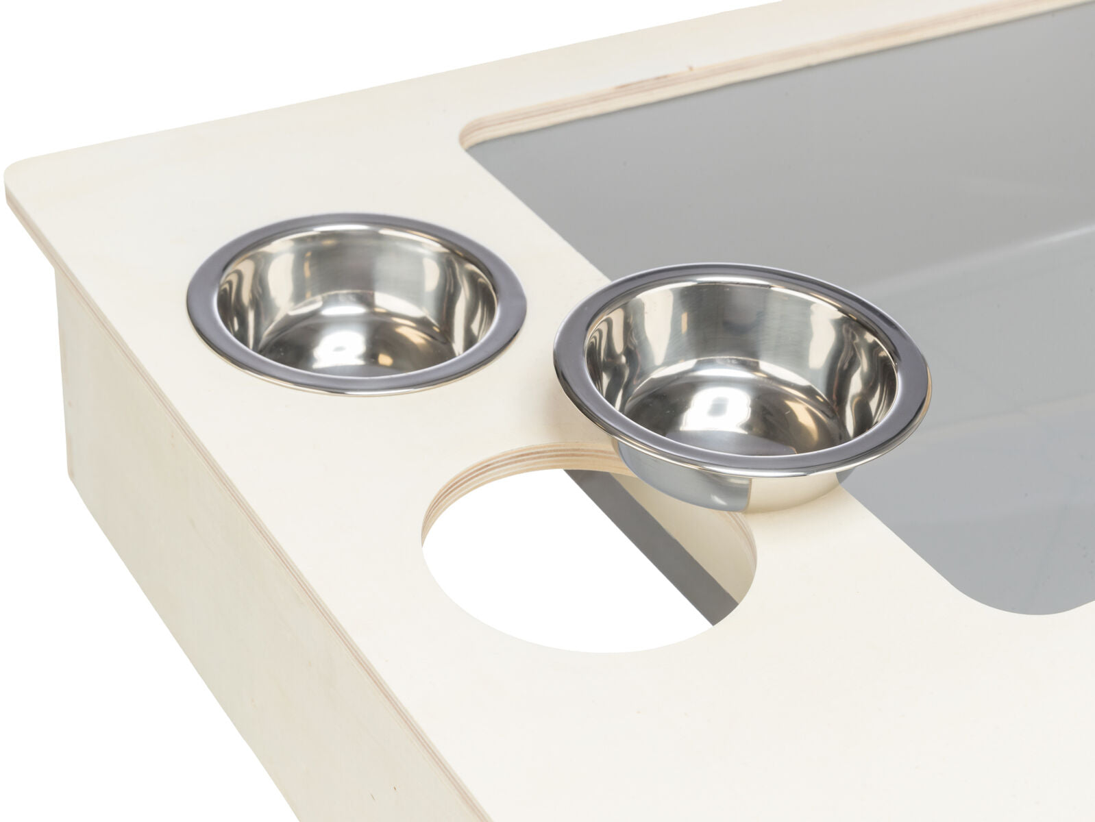 Zwei silberne Metallschüsseln sind in eine helle Holzplatte eingelassen.