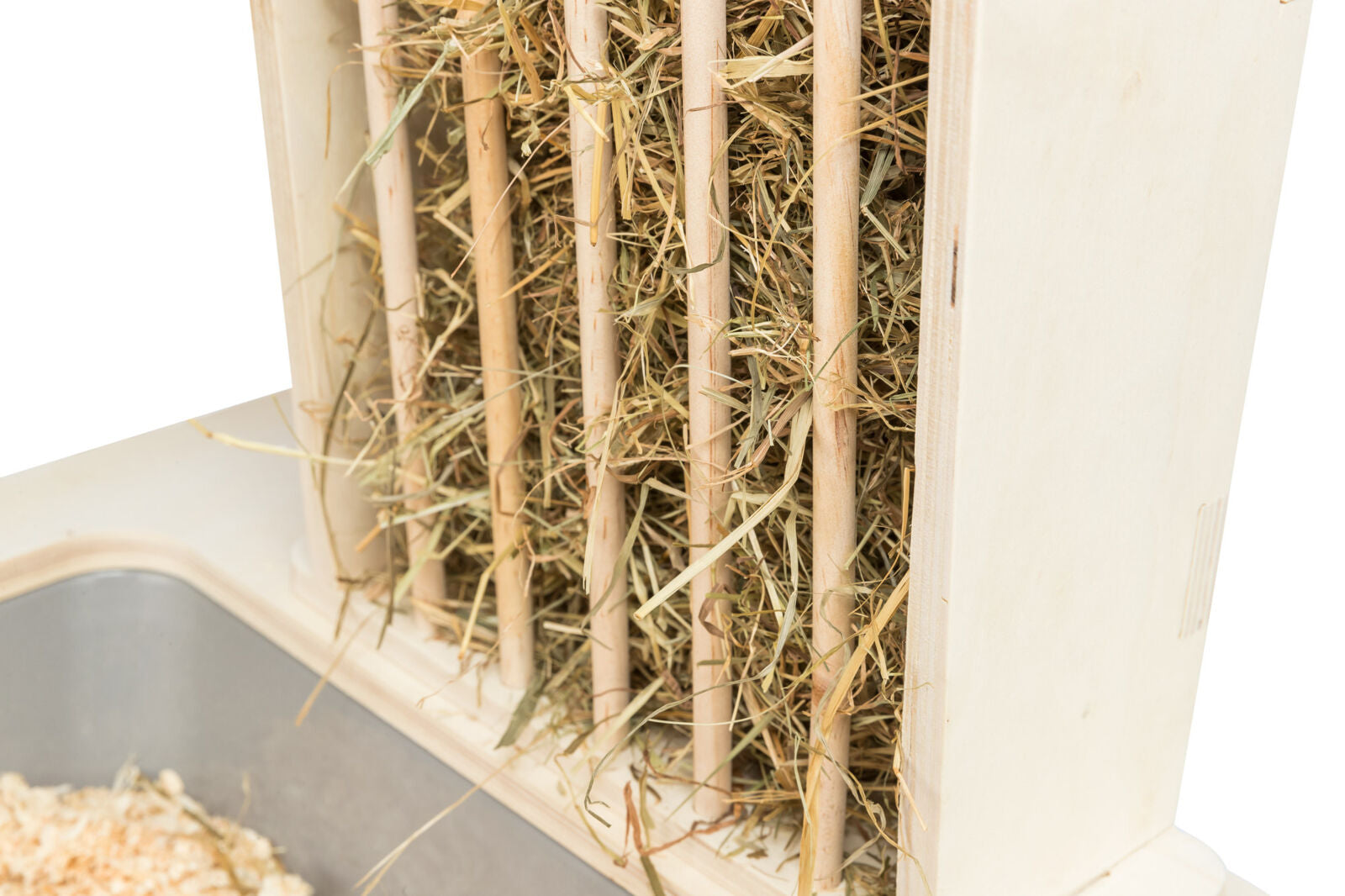 Holzkonstruktion mit Heuraufe gefüllt mit Heu, darunter ein Behälter mit Einstreu sichtbar.