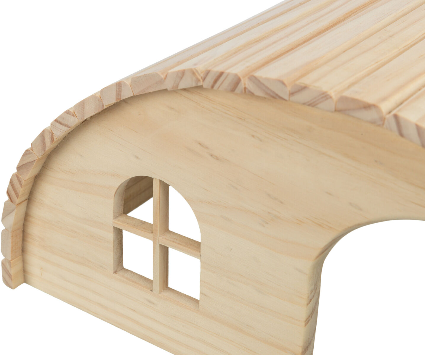 Holzhaus mit rundem Dach, rechteckigen Fenstern und natürlichen Holzmaserungen, halbseitige Ansicht.