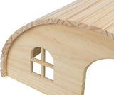 Holzhaus mit rundem Dach, rechteckigen Fenstern und natürlichen Holzmaserungen, halbseitige Ansicht.