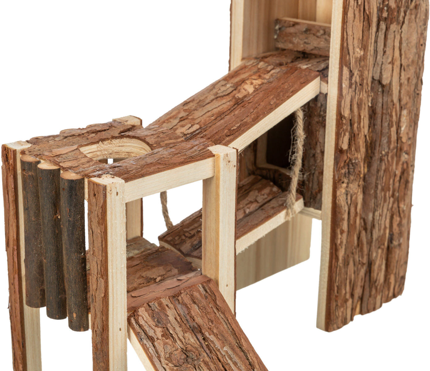 Holzkonstruktion mit Rindenverkleidung besteht aus Tunneln und Rampen, teils mit Seilen verbunden.