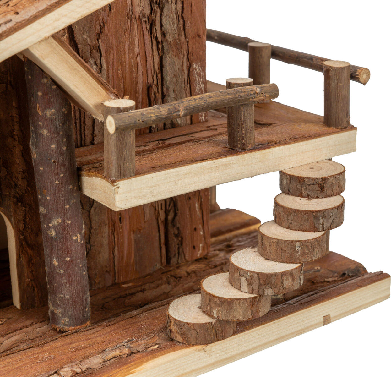 Miniatur-Holzhaus mit runden Stufen und Geländer aus natürlichen Ästen, vertikale Baumrinde an den Wänden.