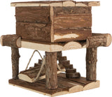 Zweistöckiges Haus aus Naturholz mit rustikaler Rinde, einer kleinen Hängematte und Treppe darunter.