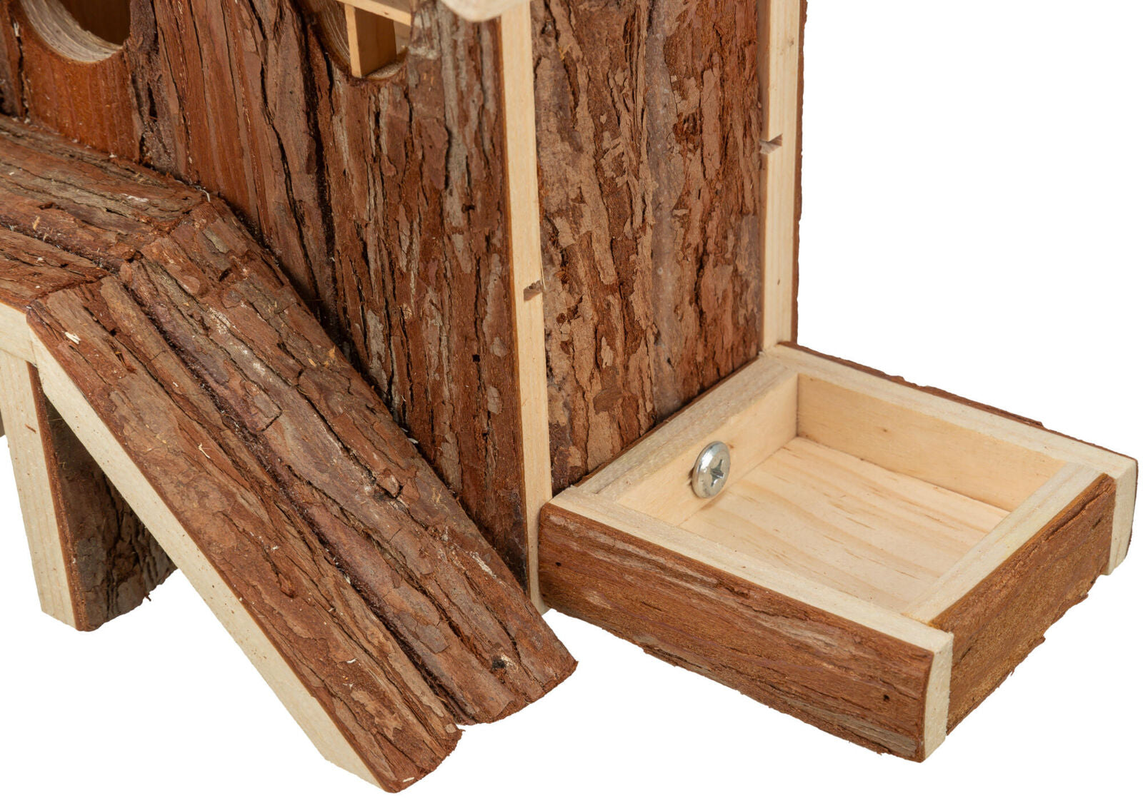 Holzstruktur mit Rindenverkleidung, quadratische Aussparung rechts, schraubenfixierter Holzrahmen.