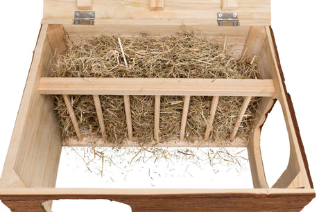 Holzkiste mit Futterbehälter, gefüllt mit Stroh, Scharniere an der Rückseite, offene Konstruktion, natürliche Holzfarbe.