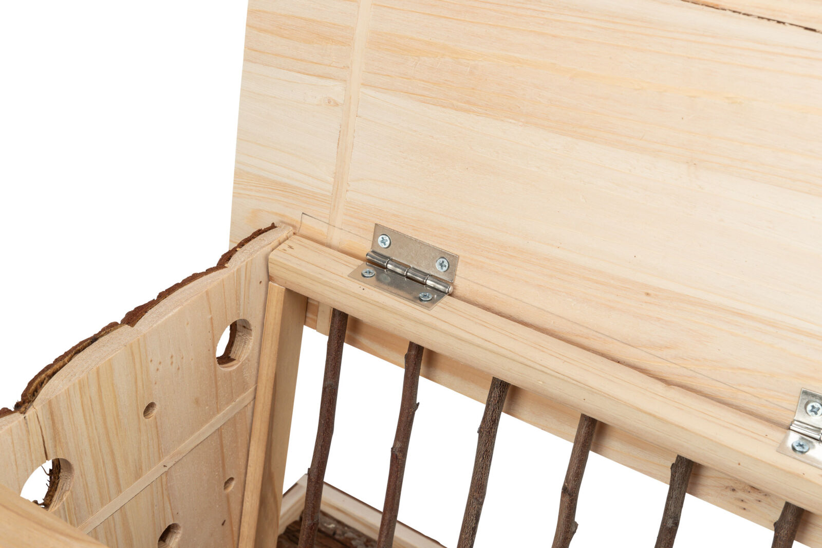 Holzkasten mit Metallscharnier und vertikalen Stäben, Oberseite mit Rinde verziert, seitlich runde Öffnungen.