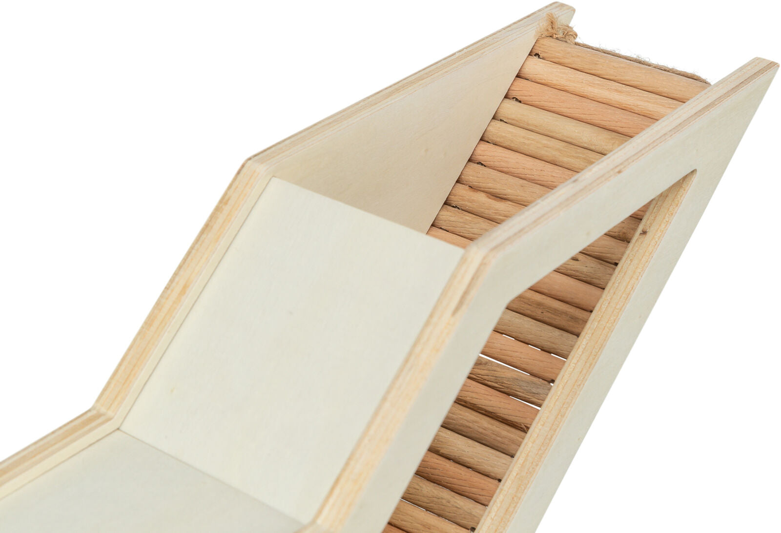 Holzstruktur mit schräger Fläche und sichtbaren Holzstäben in hellem und natürlichem Farbton.