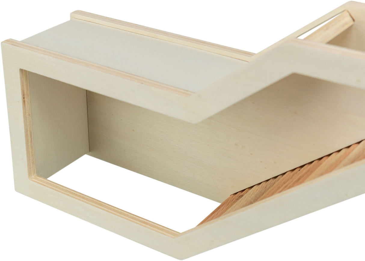 Holzkonstruktion mit einer offenen Seite und angewinkeltem Element, natürliche Holzfarben.