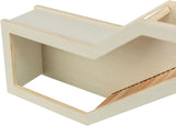 Holzkonstruktion mit einer offenen Seite und angewinkeltem Element, natürliche Holzfarben.