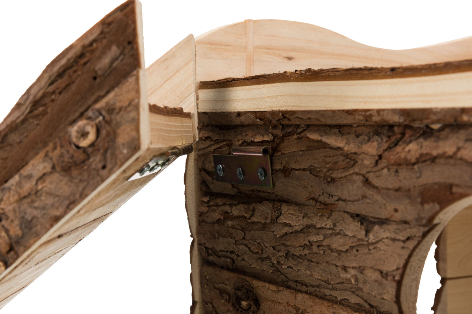 Holzkonstruktion mit Scharnier, naturbelassene Rinde außen, helles Holz innen, sichtbare Schraubenverbindung.