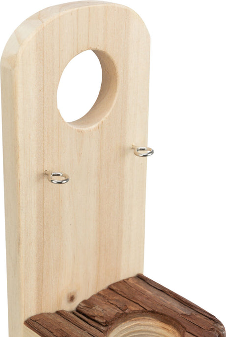 Holzbrett mit rundem Ausschnitt, zwei Metallhaken und einer Ablage aus Rinde am unteren Rand.