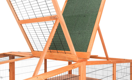 Holzkonstrukt mit Gitterelementen und grünem Dachpaneel, Seiten in dreieckiger Form aufgestellt.