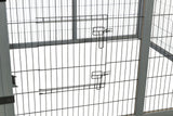 Metallgitter mit zwei Verschlüssen, vertikal und horizontal angeordnet, vor weißem Hintergrund.